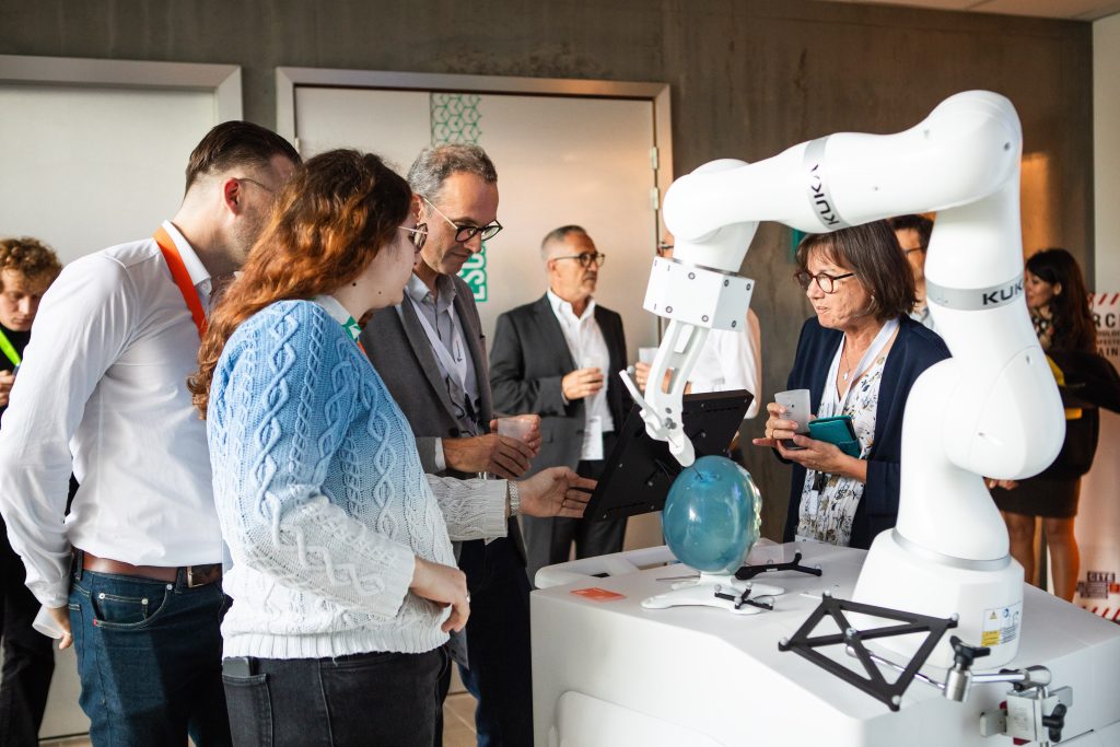 2024년 - 슈타우블리(Stäubli)는 MED 로보틱스 플레이스(MED Robotics Place)에서 자사 로봇을 선보입니다.