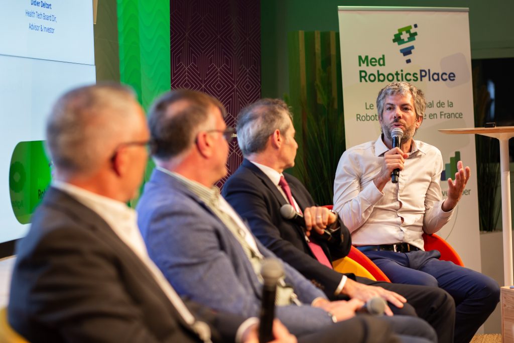 2024년 - MED Robotics Place에서 Quantum Surgical의 Lucien Blondel이 사회를 맡은 원탁 토론