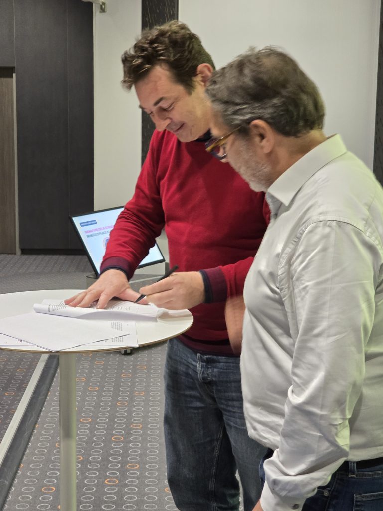 2025년 - 라 멜레와 로보틱스 플레이스 간 파트너십 계약 체결 (에두아르 포르지 / 라 멜레 사장, 패트릭 데링거 / 로보틱스 플레이스 공동 사장)