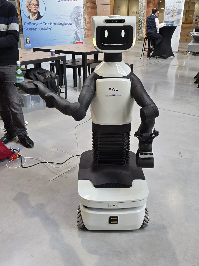 2026년 - PAL Robotics의 Tiago 로봇이 로봇 체험의 날에 전시되었습니다.